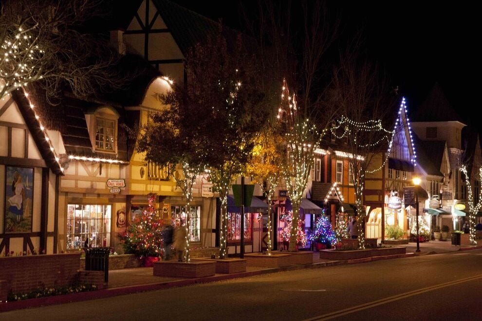 Solvang lit up for Julefest