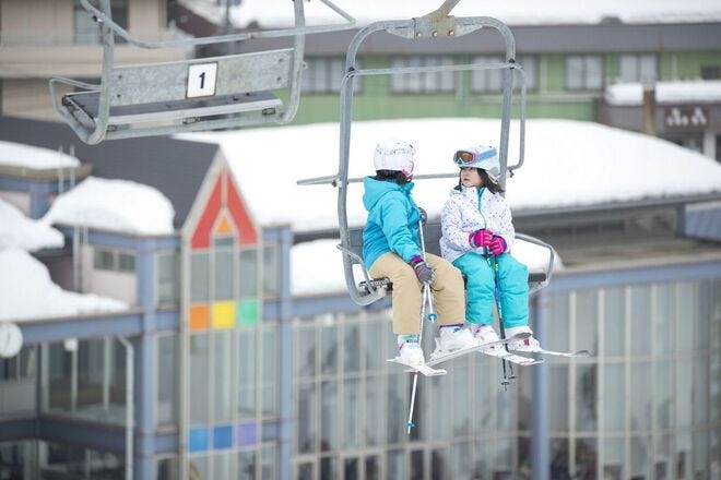 The Hakusan Ichirino Onsen Ski Resort has six chairlifts plus a gondola